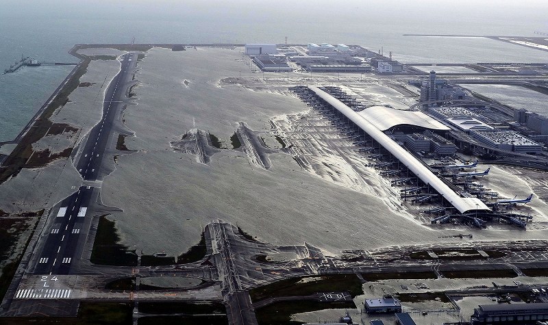 颱風造成關西機場跑道淹水