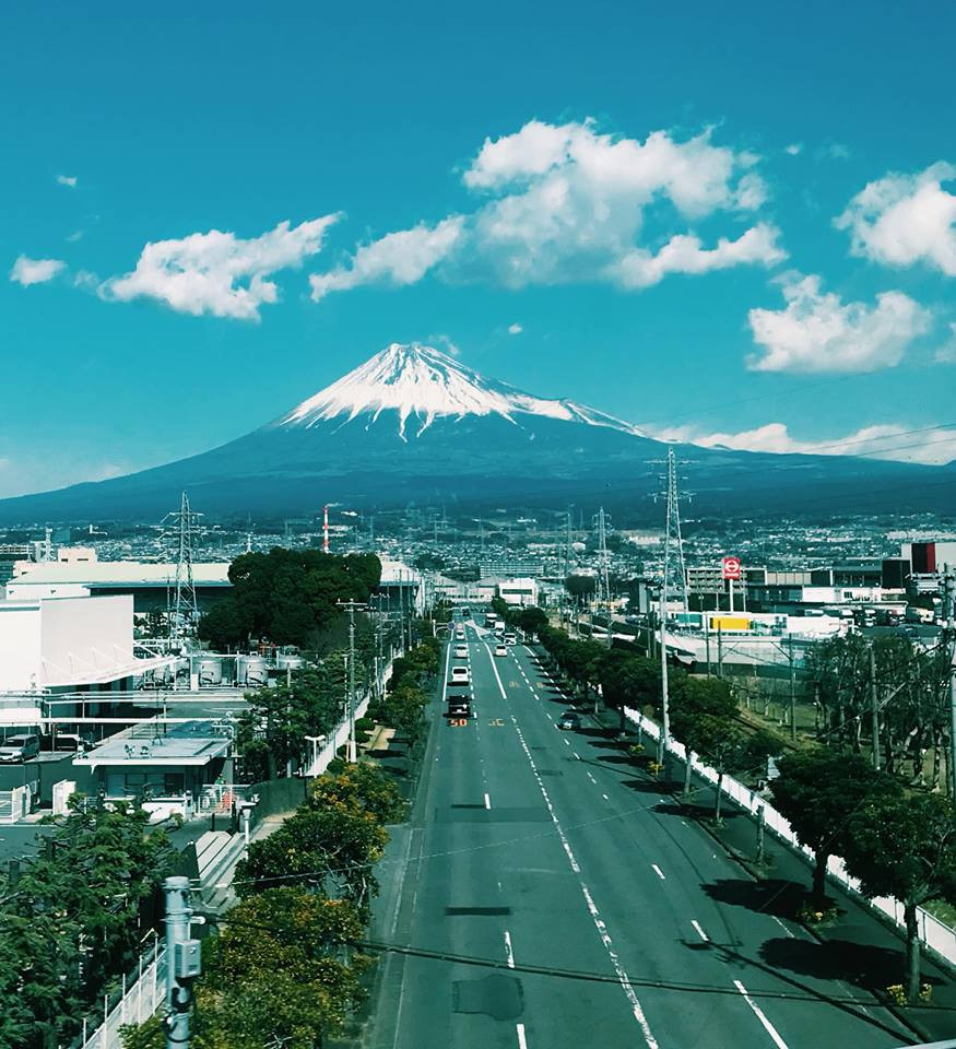 從新幹線上拍攝的富士山